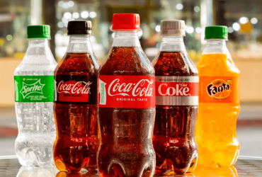 Coca-Cola má novou lahev. Je ze stoprocentně recyklovaného plastu